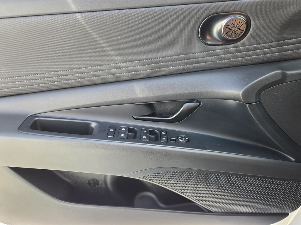2025 Hyundai Elantra SEL - Photo 27