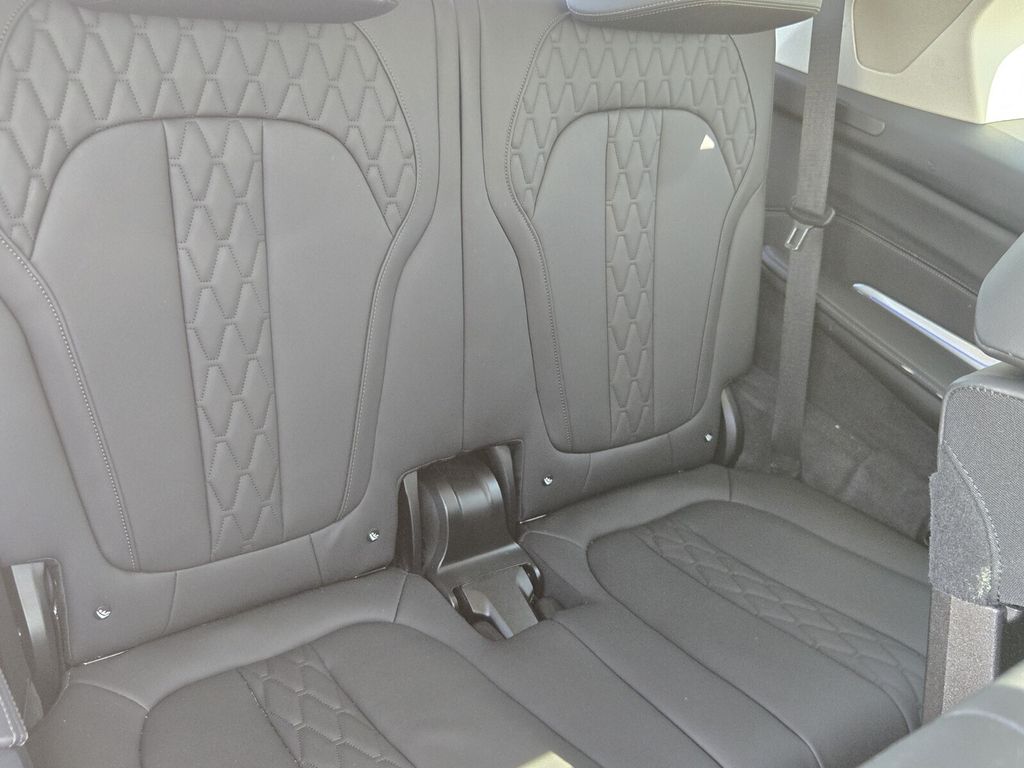 2025 BMW X7 40i - Photo 18