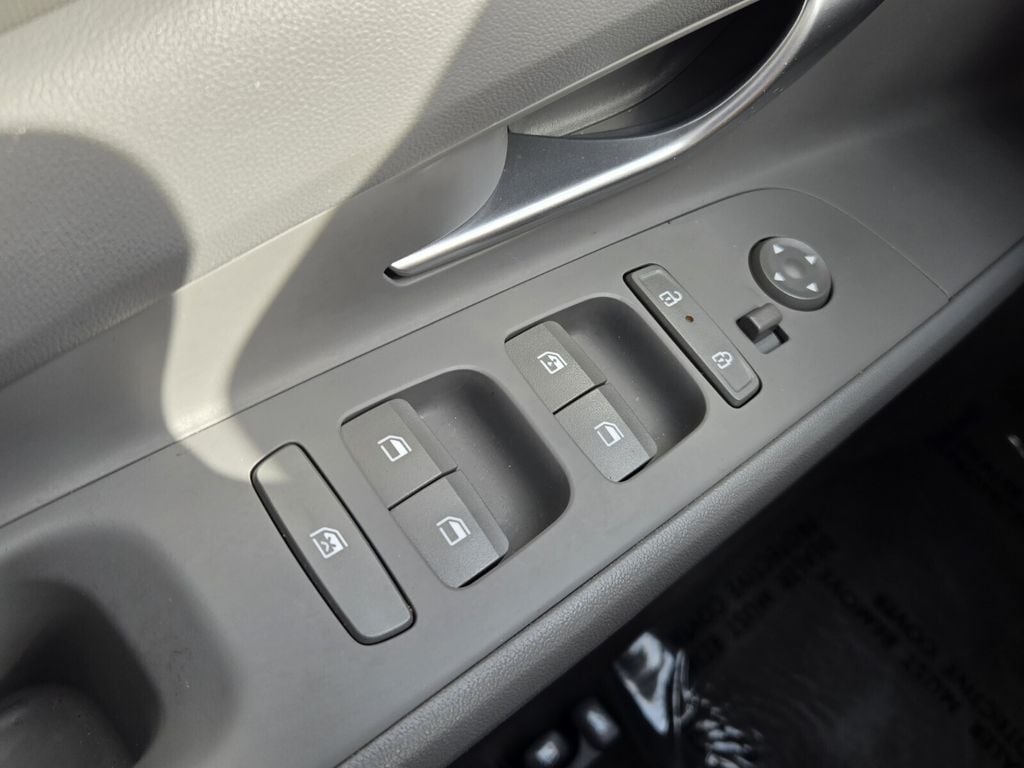 2025 Hyundai Elantra SEL - Photo 28