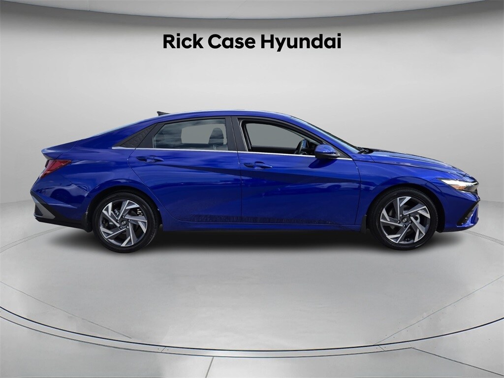 2025 Hyundai Elantra SEL Convenience photo 3