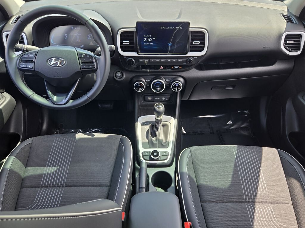 2024 Hyundai Venue Limited - Photo 12