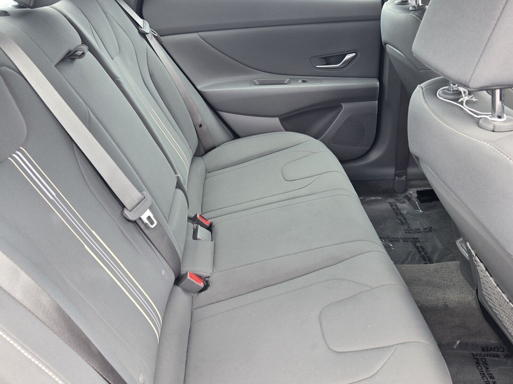 2025 Hyundai Elantra SEL - Photo 15