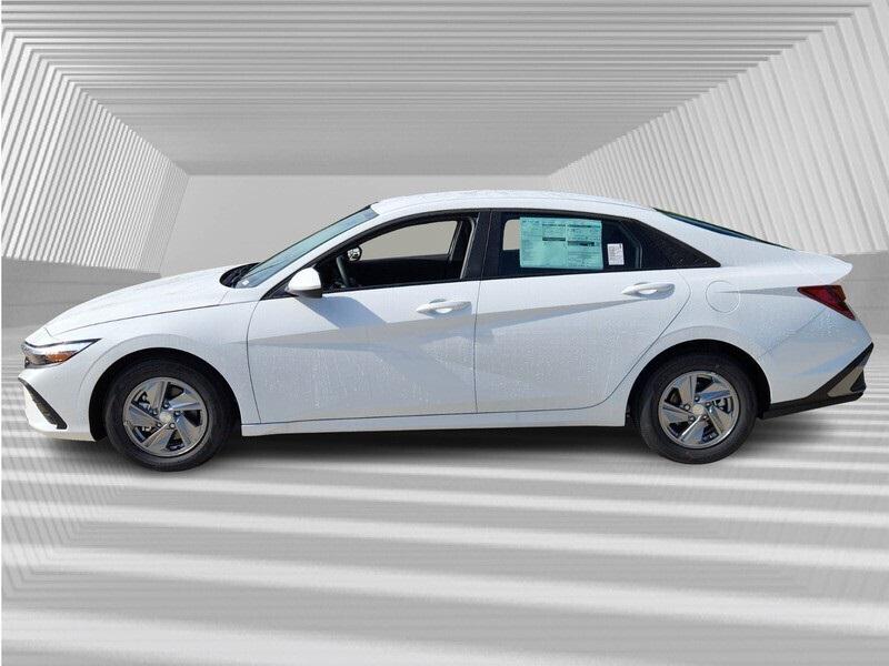 2025 Hyundai Elantra SE photo 2