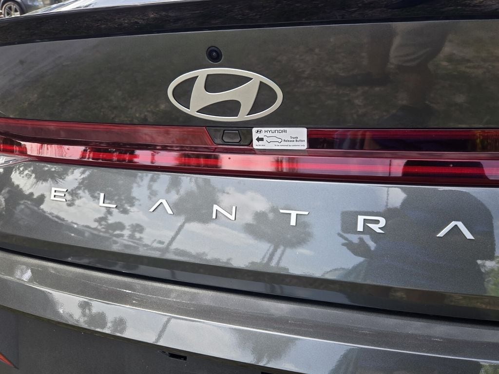 2025 Hyundai Elantra Blue - Photo 9