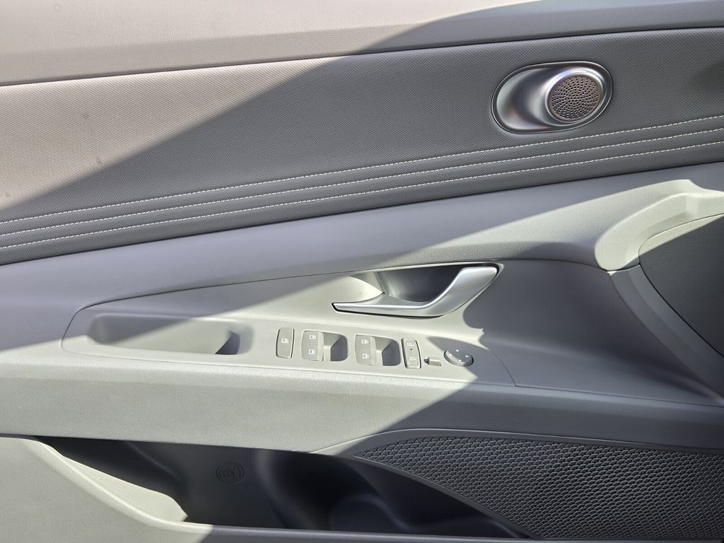 2025 Hyundai Elantra SEL - Photo 30