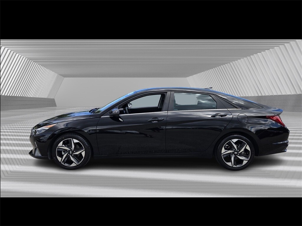 2022 Hyundai Elantra Limited photo 2