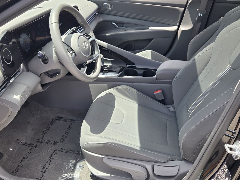 2025 Hyundai Elantra SEL - Photo 10