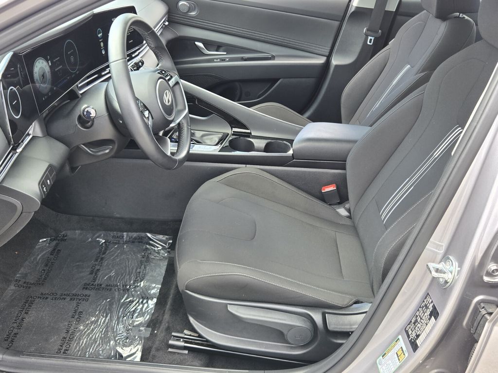 2025 Hyundai Elantra SEL - Photo 11