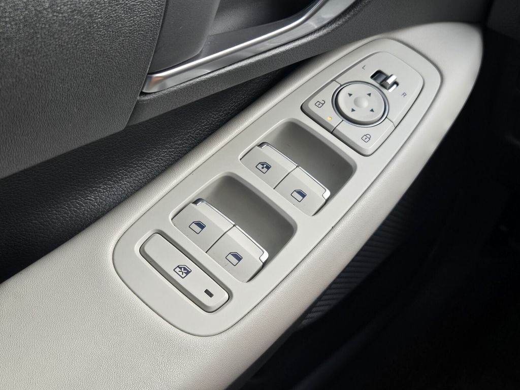 2025 Hyundai Sonata SE - Photo 28
