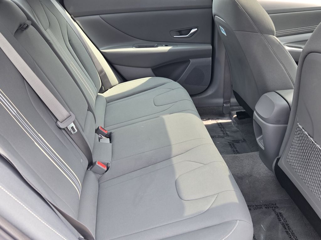 2025 Hyundai Elantra SEL - Photo 15