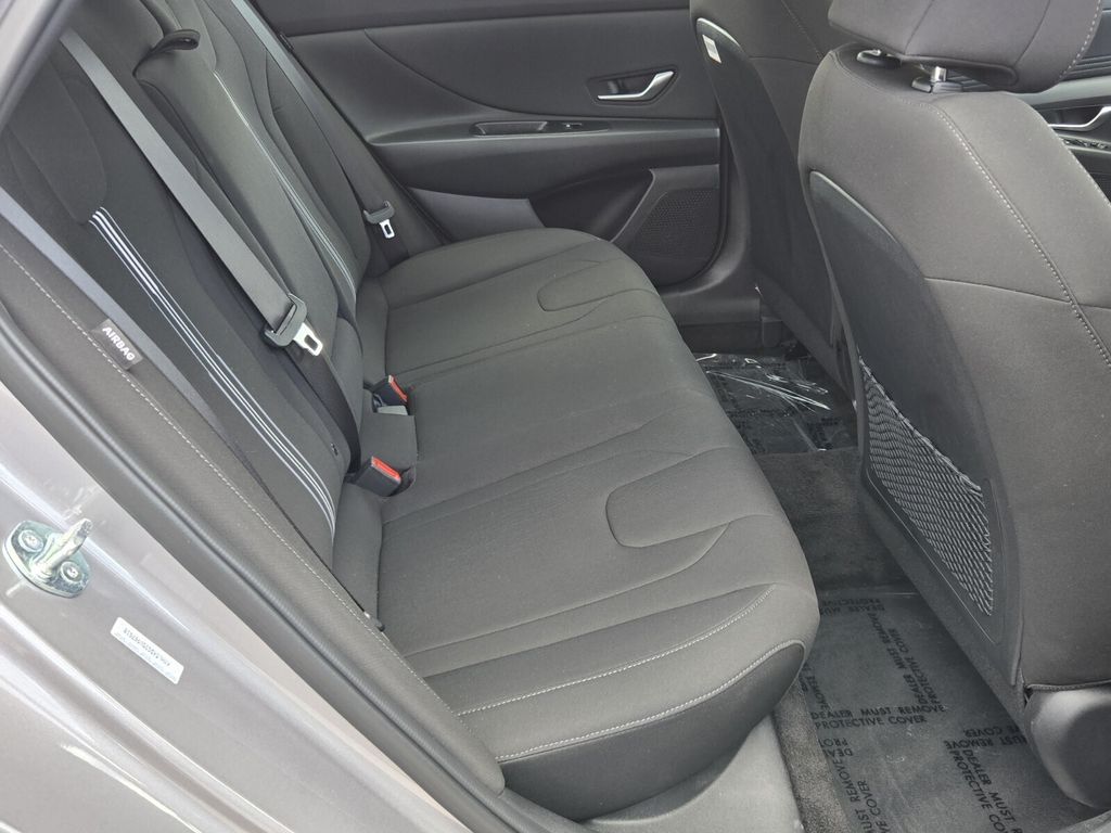 2025 Hyundai Elantra SEL - Photo 16