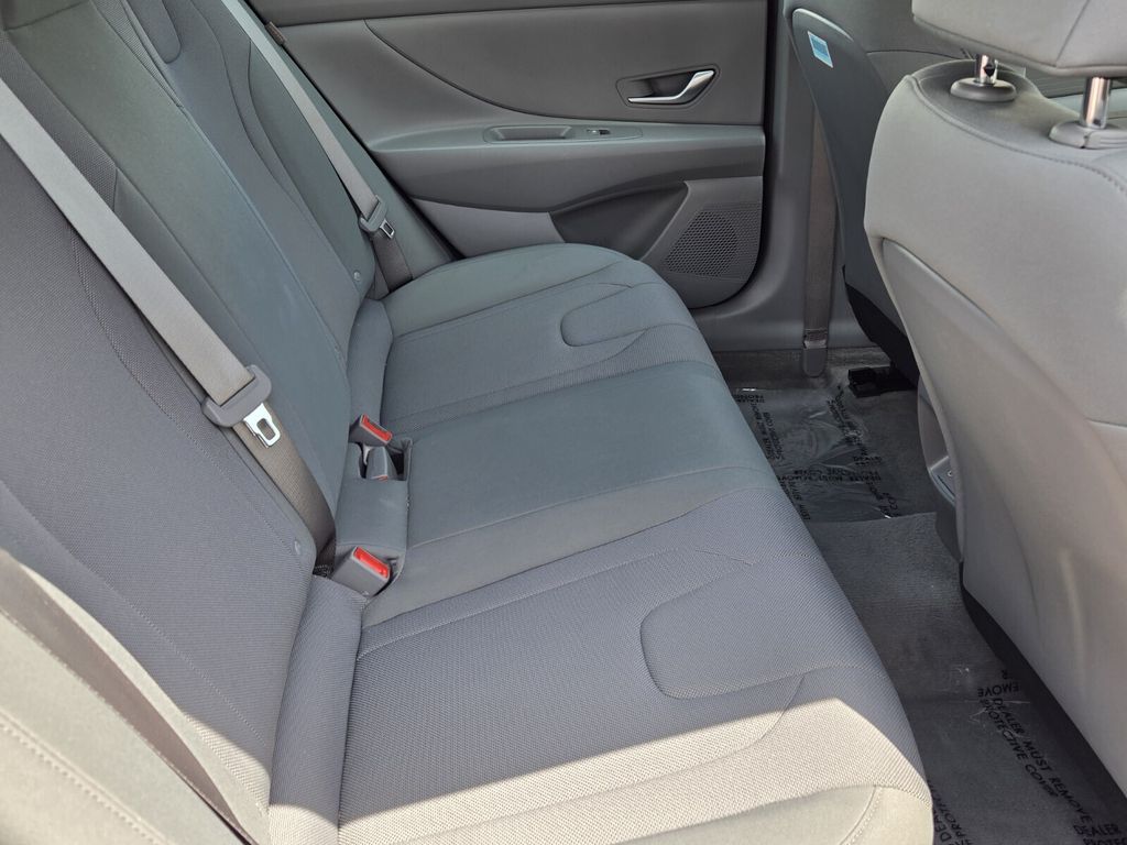 2025 Hyundai Elantra SE - Photo 15