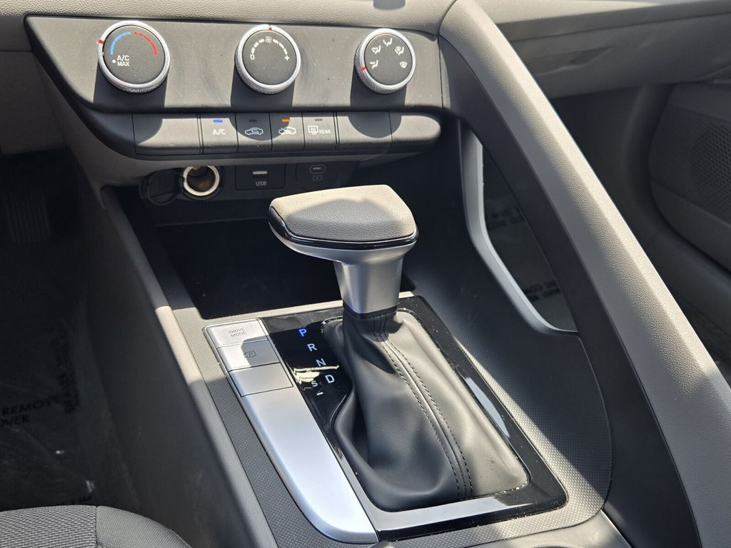 2025 Hyundai Elantra SE - Photo 17