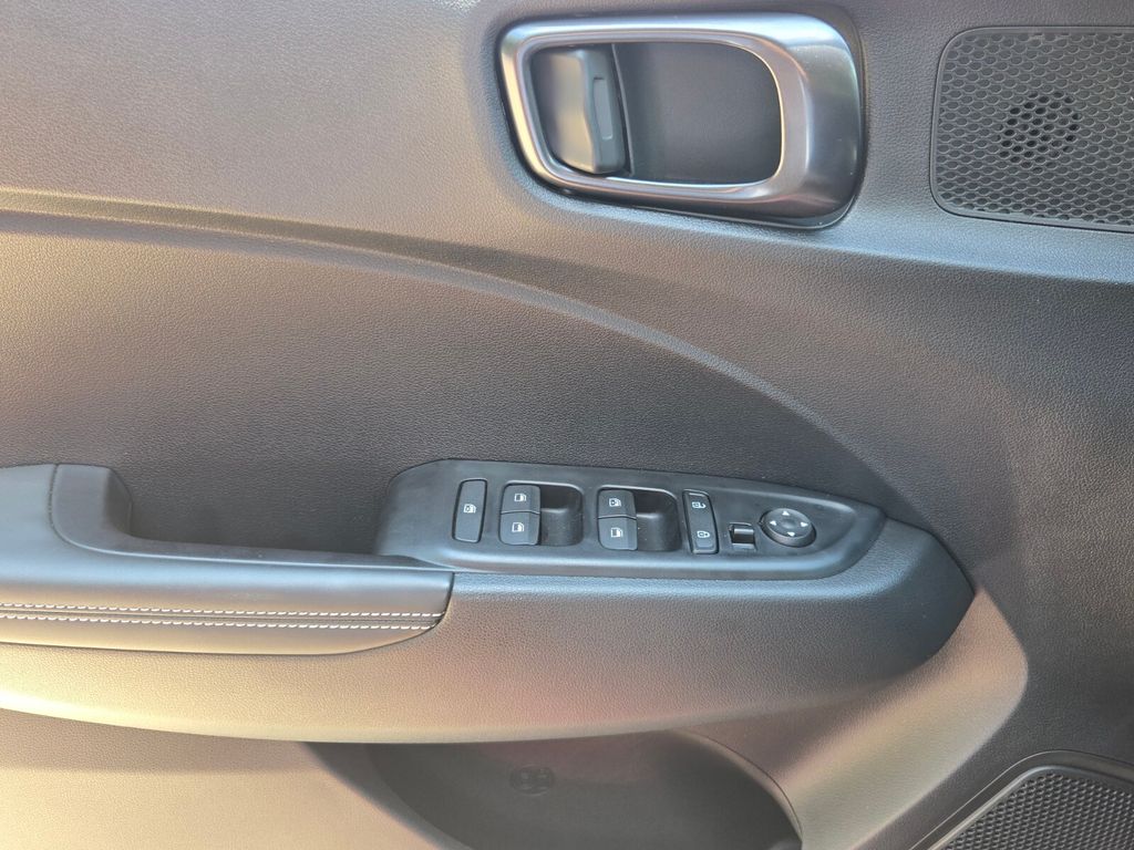 2025 Hyundai Venue Limited - Photo 27