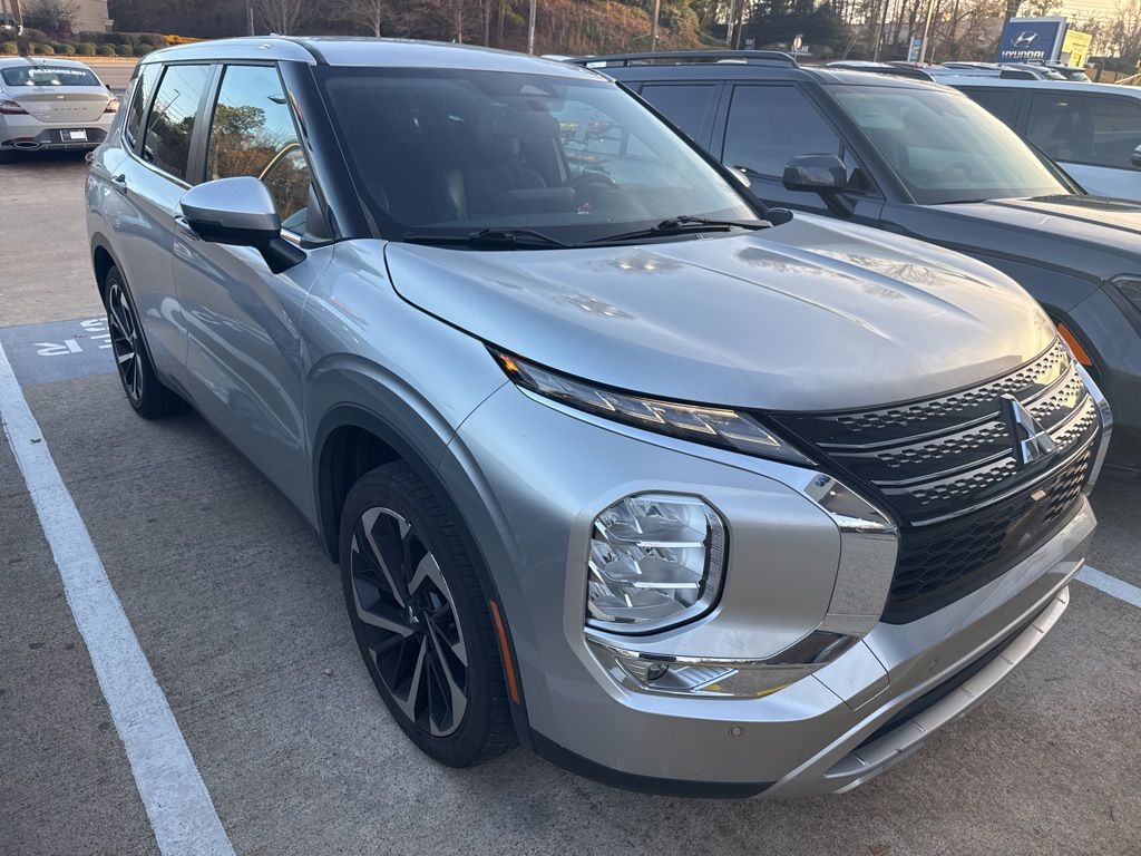 2022 Mitsubishi Outlander SE's photo