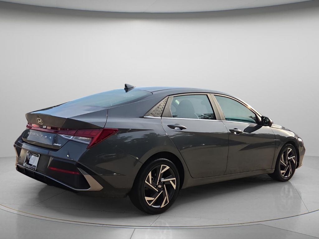 2024 Hyundai Elantra Limited - Photo 7