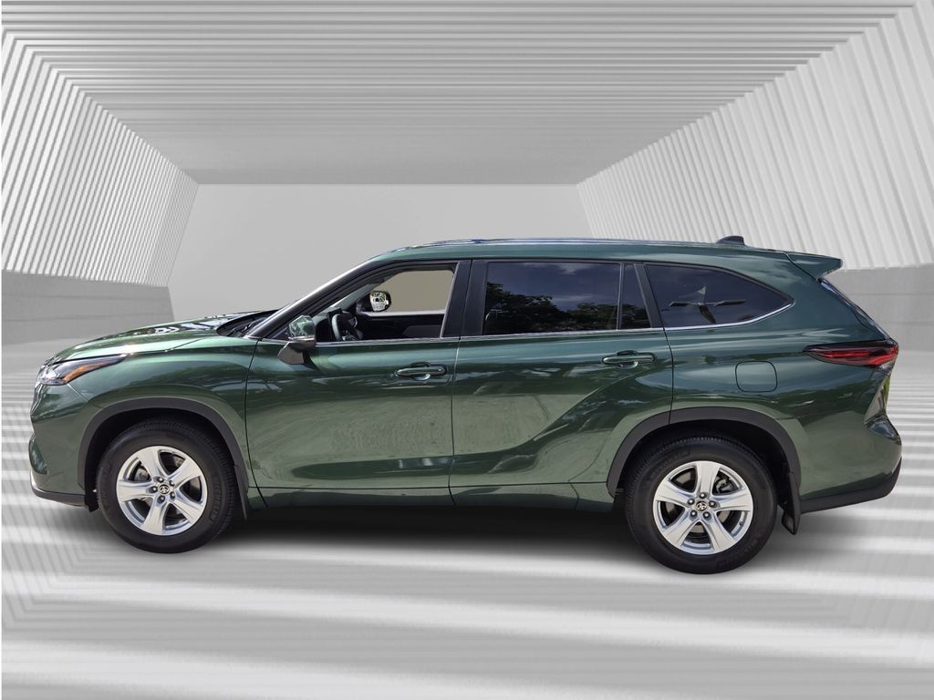 2025 Toyota Highlander LE photo 2