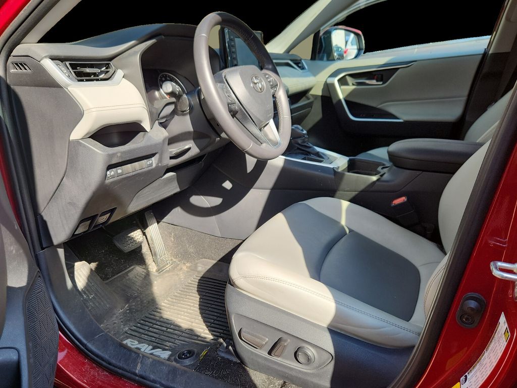 2019 Toyota RAV4 Premium XLE photo 2