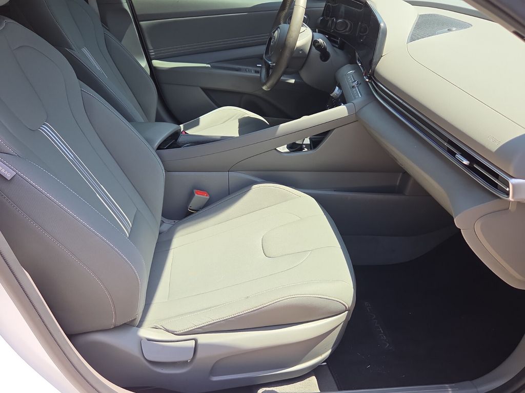 2024 Hyundai Elantra SEL - Photo 16