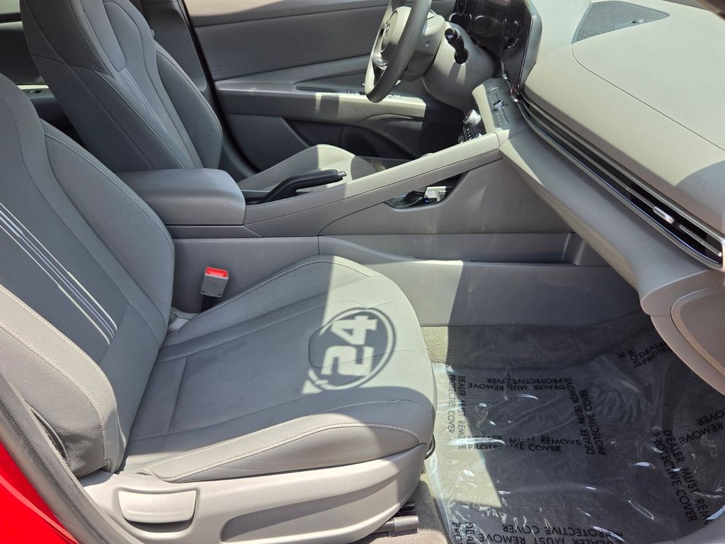 2024 Hyundai Elantra SEL - Photo 18