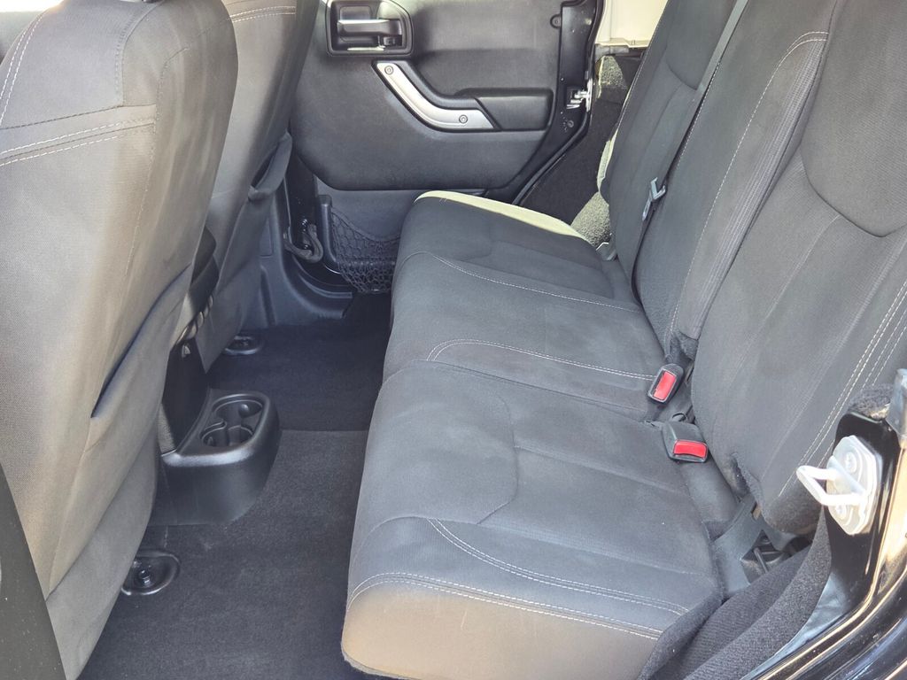 2016 Jeep Wrangler Unlimited Sahara - Photo 12