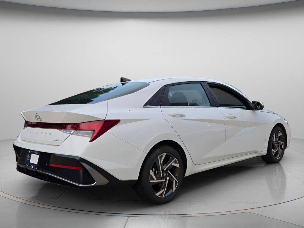 2024 Hyundai Elantra Limited - Photo 7
