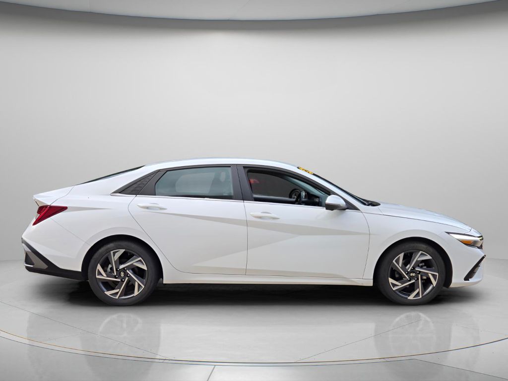 2024 Hyundai Elantra Limited - Photo 8