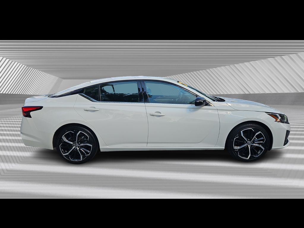 2024 Nissan Altima 2.5 SR photo 2