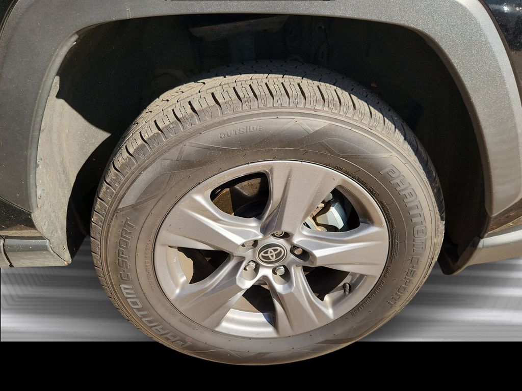 2022 Toyota RAV4 Hybrid XLE photo 2