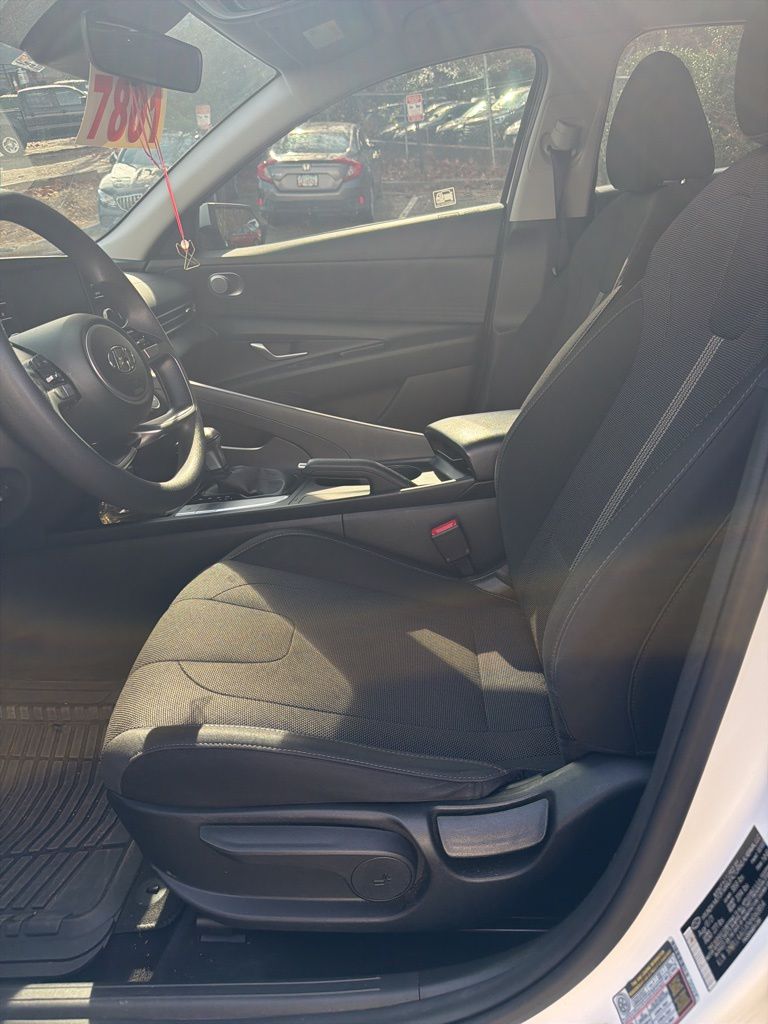 2022 Hyundai Elantra SE photo 2