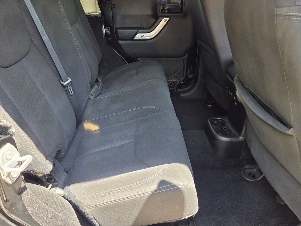 2016 Jeep Wrangler Unlimited Sahara - Photo 15