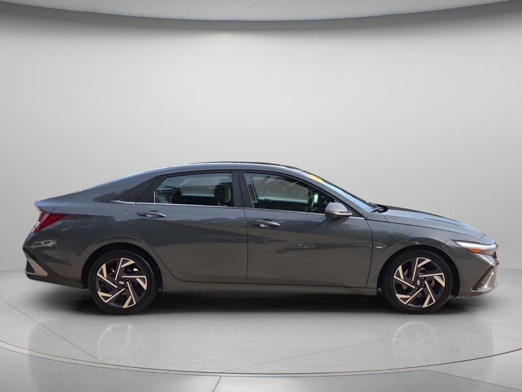 2024 Hyundai Elantra Limited - Photo 8