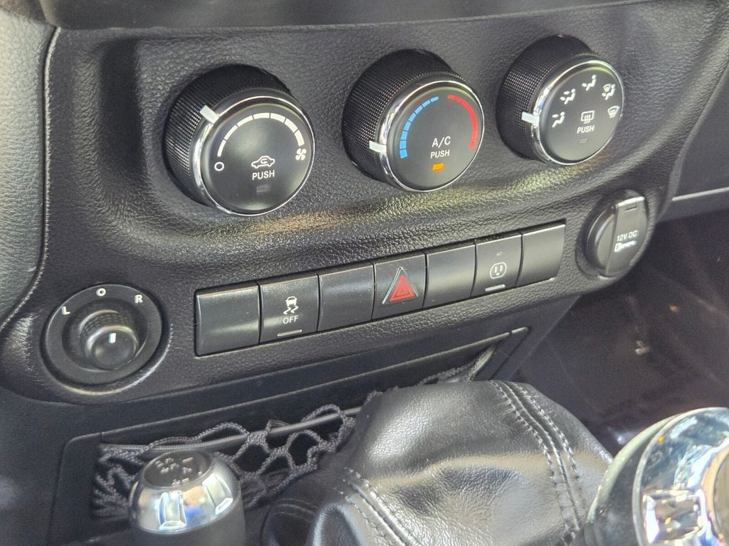 2016 Jeep Wrangler Unlimited Sahara - Photo 19