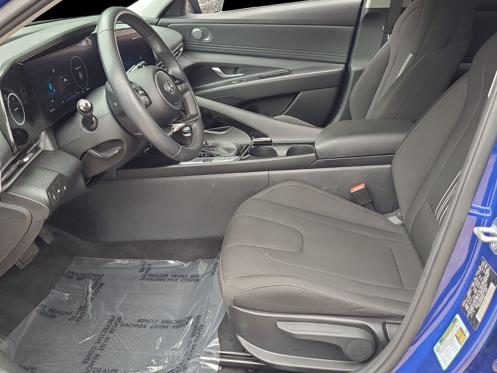2023 Hyundai Elantra SEL photo 2