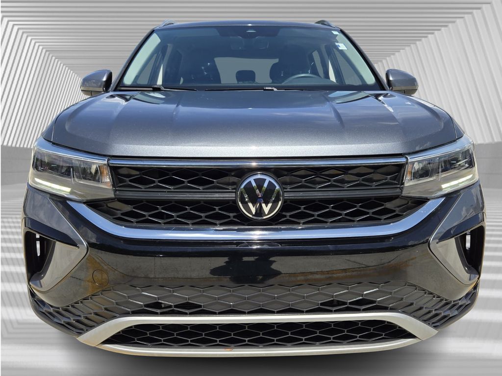 2023 Volkswagen Taos SE photo 3