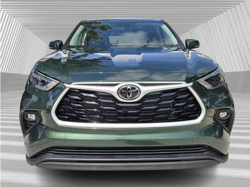 2025 Toyota Highlander LE photo 3