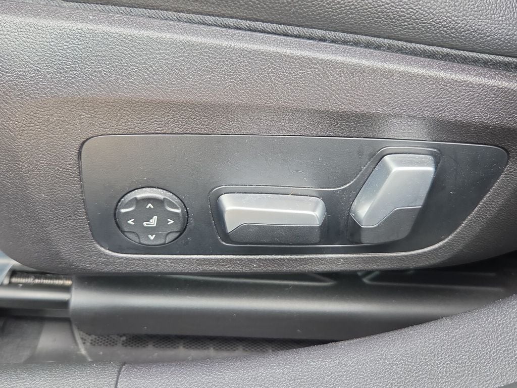 2023 BMW 3 Series 330i - Photo 12