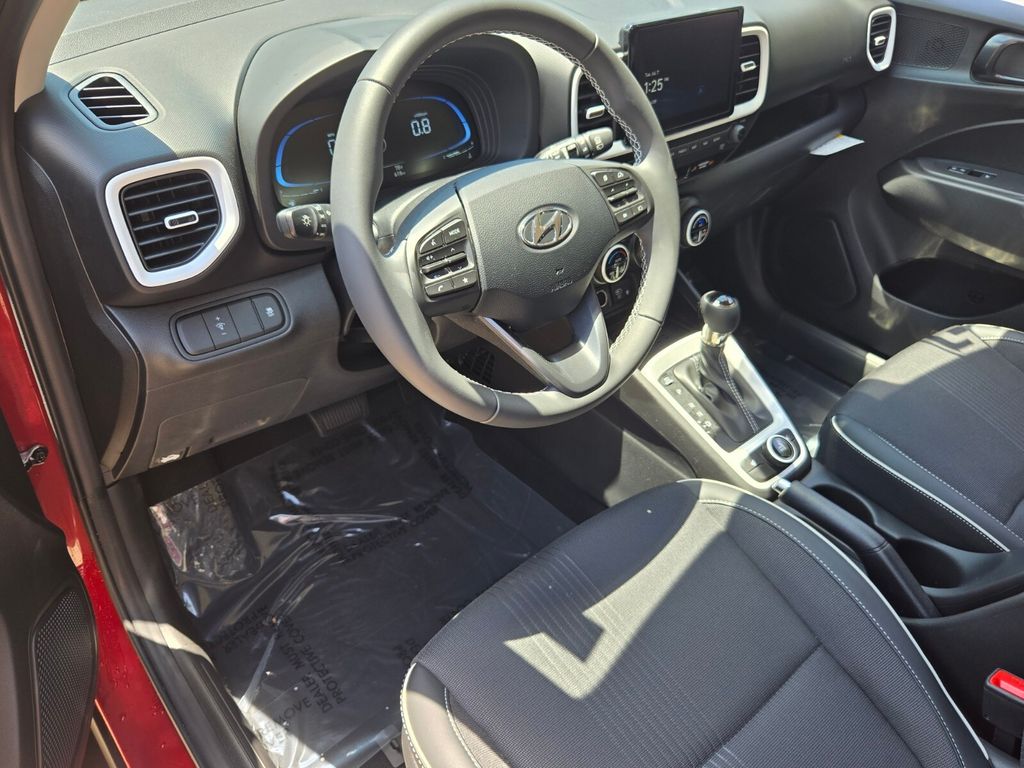 2025 Hyundai Venue Limited - Photo 11