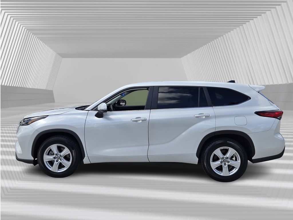 2023 Toyota Highlander L photo 2