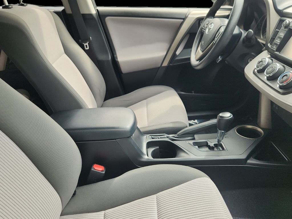 2014 Toyota RAV4 LE photo 4