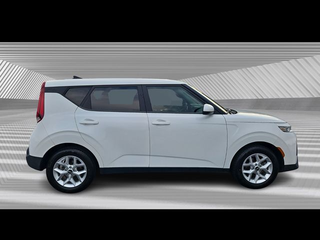2022 Kia Soul LX photo 3