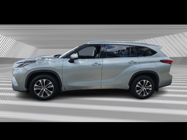 2021 Toyota Highlander XLE photo 2