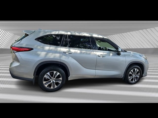 2021 Toyota Highlander XLE photo 3