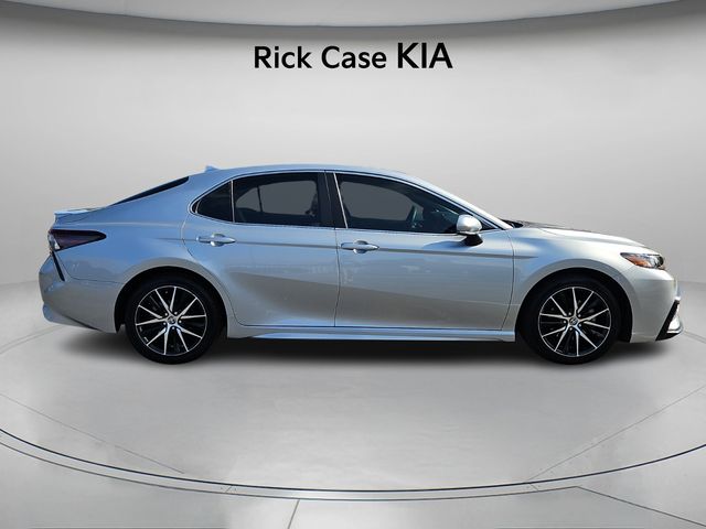 2022 Toyota Camry SE photo 3