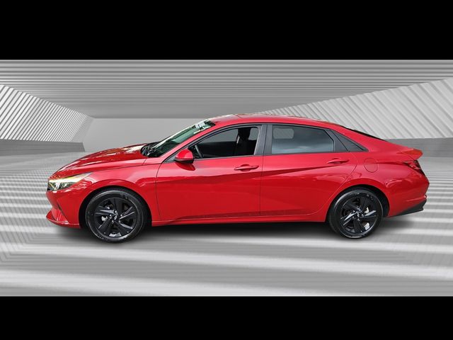 2022 Hyundai Elantra SEL photo 2