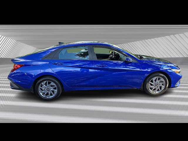 2024 Hyundai Elantra SEL photo 3