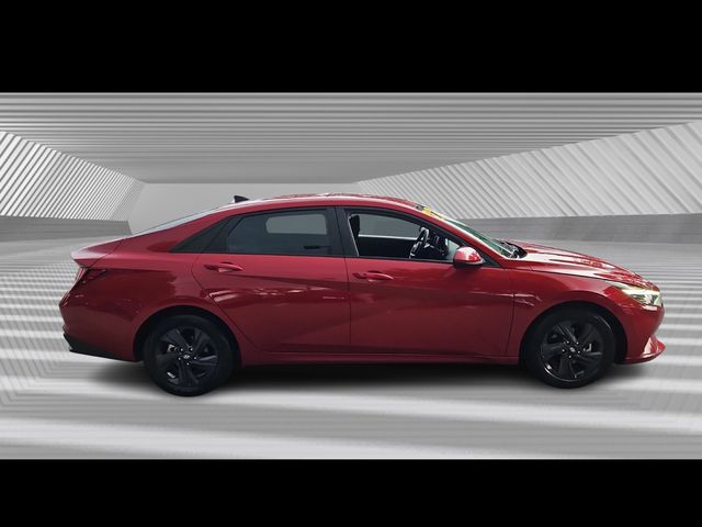 2022 Hyundai Elantra SEL photo 3