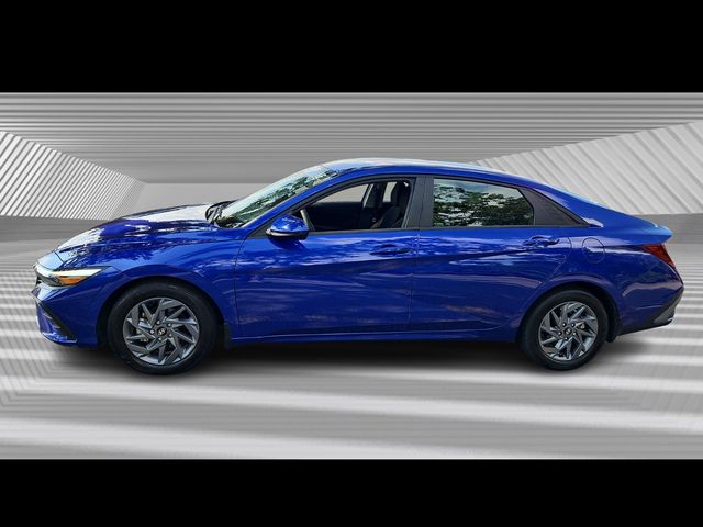 2024 Hyundai Elantra SEL photo 2