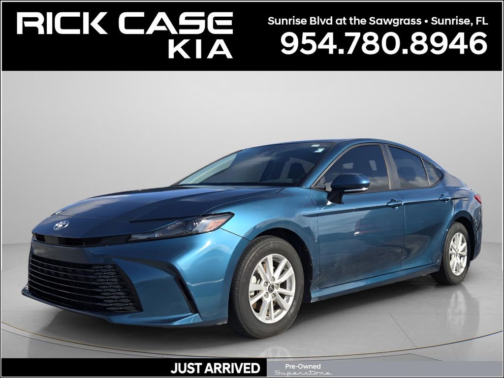 2025 Toyota Camry LE Hybrid's photo