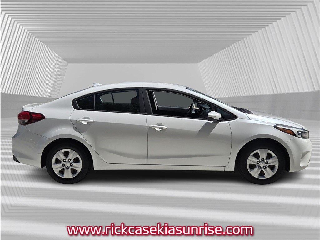 2017 Kia Forte LX photo 3
